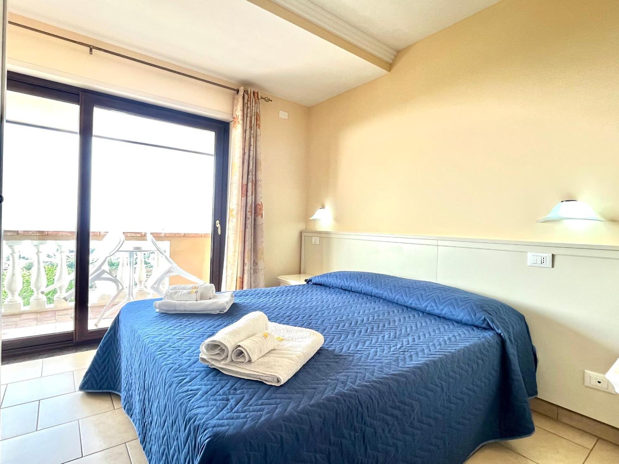 ホテル Residenza Domus Aurea Tropea- Vista Mare サンタ・ドメーニカ エクステリア 写真
